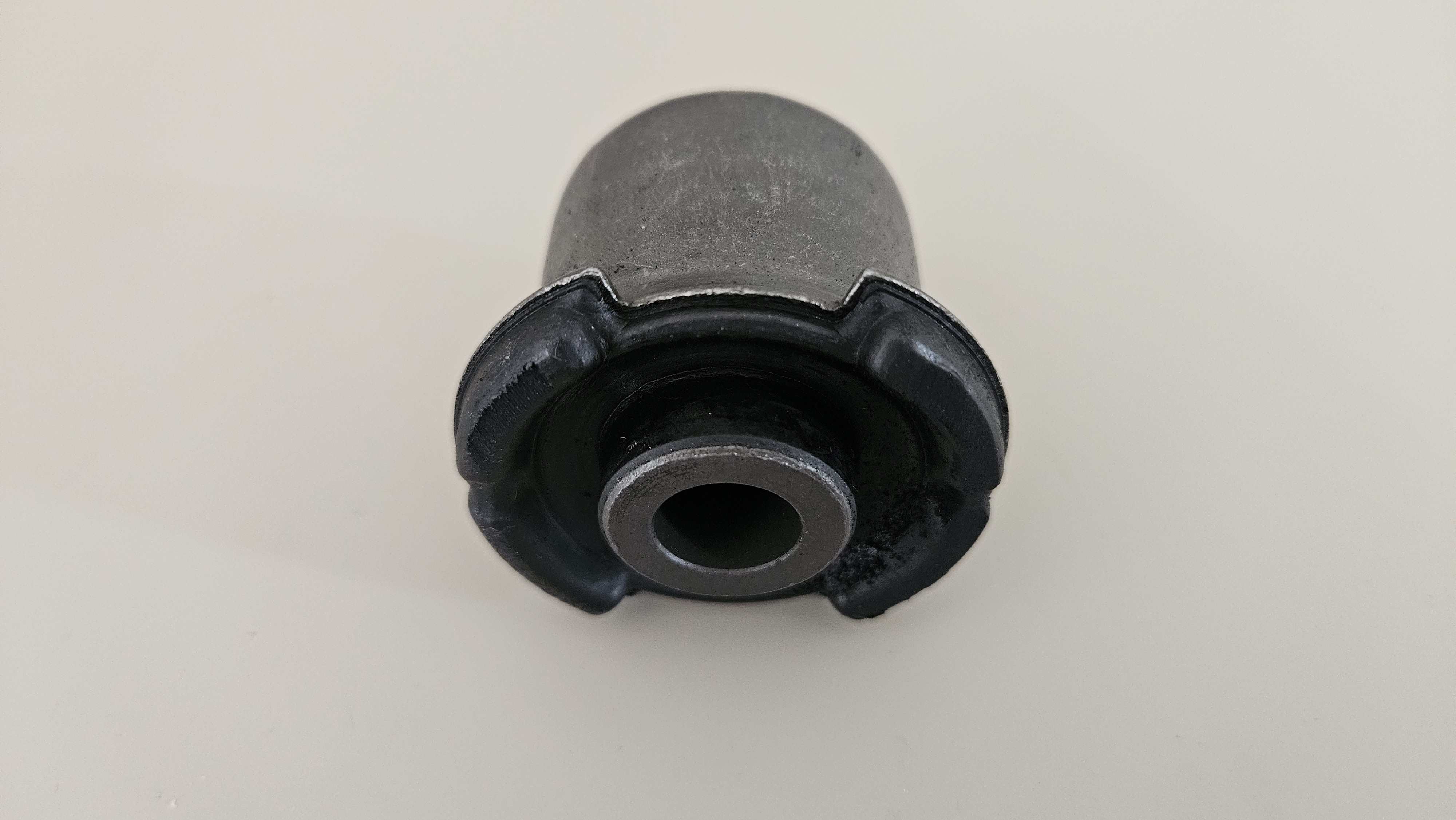 SWAG front control arm bushing 22102799 for Land Rover Discovery III/IV - Image 3