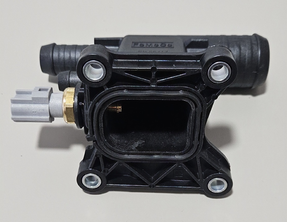 Adaptér výstupu chladiacej kvapaliny OEM LR057501 JDE28625 - Image 3