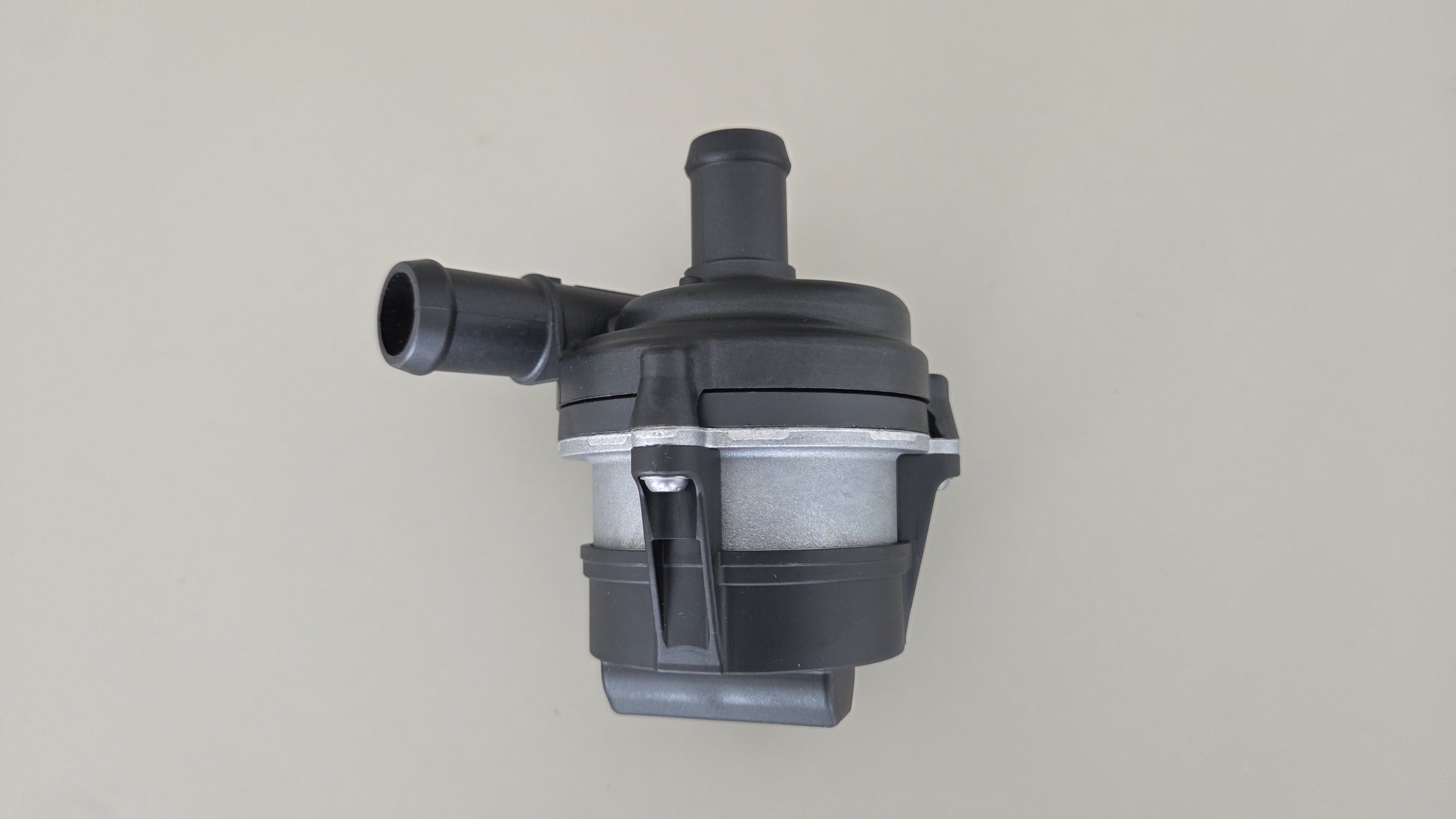 3.0 and 2.0 Petrol and Diesel Auxiliary Coolant Pump - LR095160