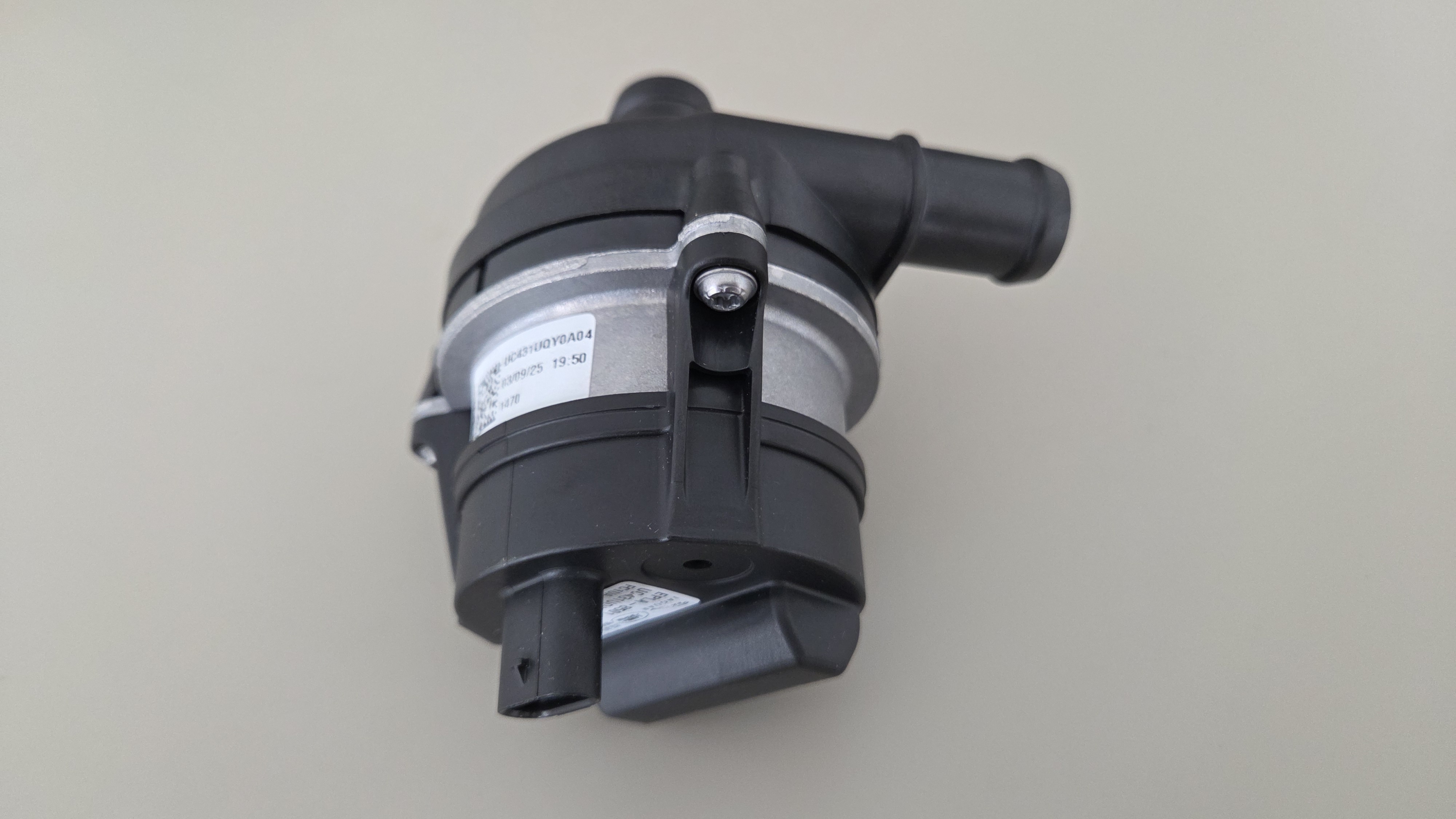 3.0 and 2.0 Petrol and Diesel Auxiliary Coolant Pump - LR095160 - Image 3