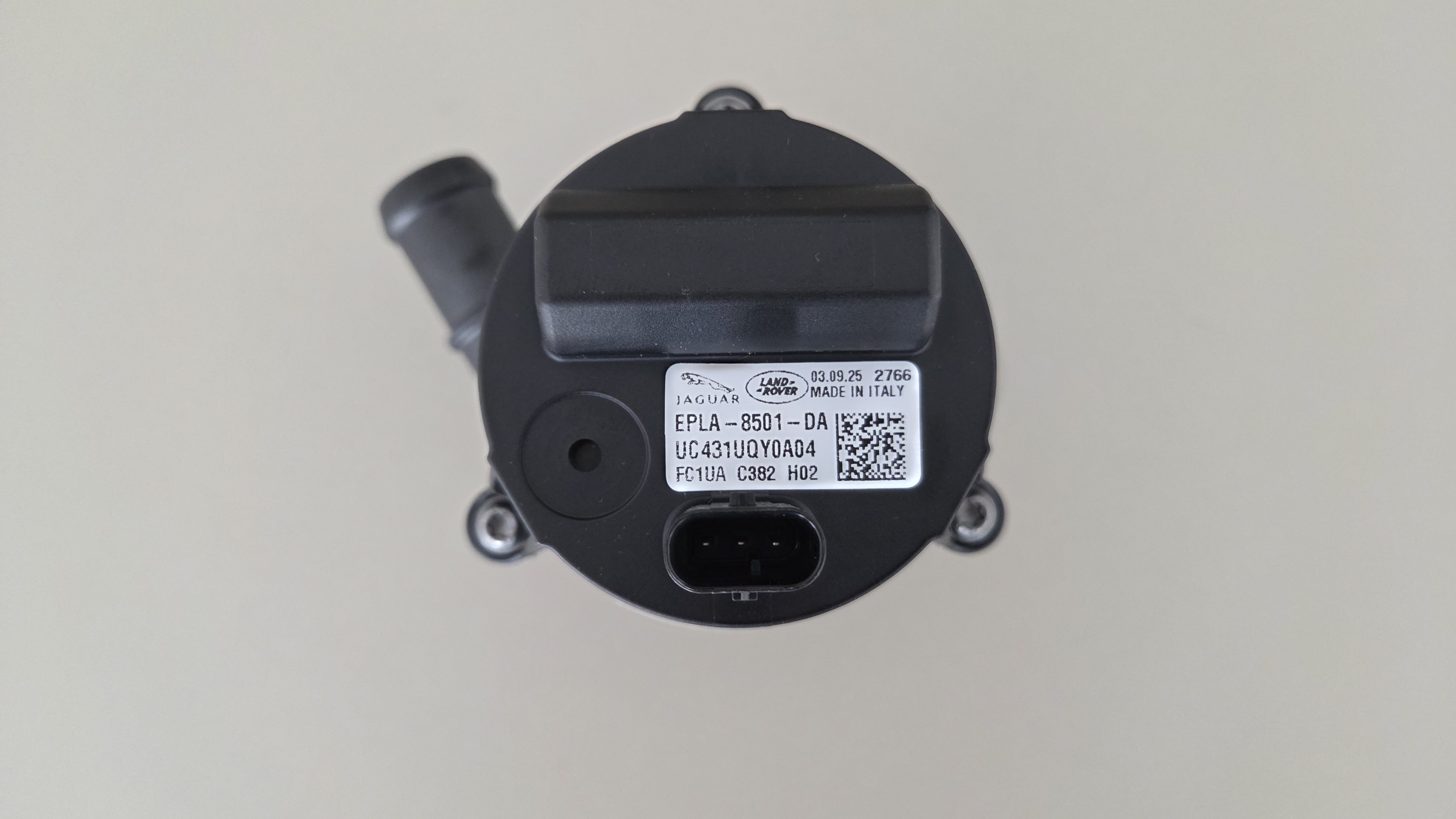 3.0 and 2.0 Petrol and Diesel Auxiliary Coolant Pump - LR095160 - Image 4
